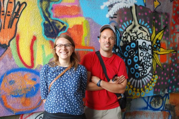 Die beiden Organisatoren Yvonne Bonfert und Jens Besser vor einer von Kindern gestalteten Wand. Foto: Trache