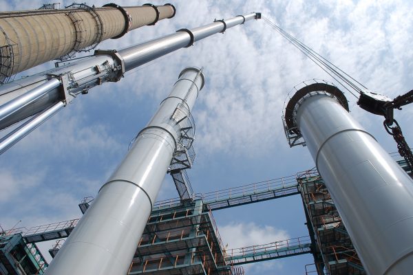 Im Juli wurde die neue Schornsteinanlage des Innovationskraftwerkes Reick montiert. Sie soll den bisherigen 200 Meter hohen Schornstein (links im Bild) ersetzen, der ab September zurückgebaut wird. Foto: Trache