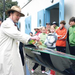 Kanzler Wolf-Eckhard Wormser bei der Taufe des Bootes. Erstmals schickt die TU einen reinen Studenten-Achter in die Ruderbundesliga. Foto: Archiv