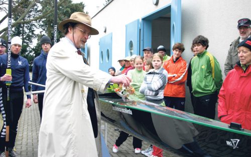 Kanzler Wolf-Eckhard Wormser bei der Taufe des Bootes. Erstmals schickt die TU einen reinen Studenten-Achter in die Ruderbundesliga. Foto: Archiv