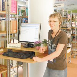 Bibliotheksleiterin Ute-Kerstin Just freut sich über die neuen Räume der Bibliothek Strehlen. Foto: Dietrich