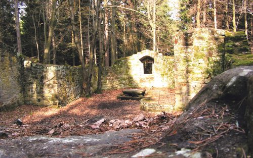 Die St. Barbarakapelle in der Dippoldiswalder Heide – eine romantische Ruine im Wald aus der Zeit der Reformation. Foto: Kuritz