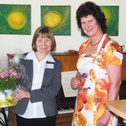 Dr. Eva-Maria Stange (rechts im Bild) gratulierte der Leiterin Gabriele Heyne herzlich zum Jubiläum der Begegnungsstätte. Foto: Dietrich