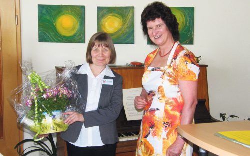 Dr. Eva-Maria Stange (rechts im Bild) gratulierte der Leiterin Gabriele Heyne herzlich zum Jubiläum der Begegnungsstätte. Foto: Dietrich