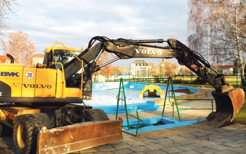 Das milde Winterwetter machte es möglich, dass die Abrucharbeiten im Freibad Cotta bereits am 19. Dezember starten konnten. Ab Frühjahr soll dann der Neubau beginnen. Foto: Dietrich