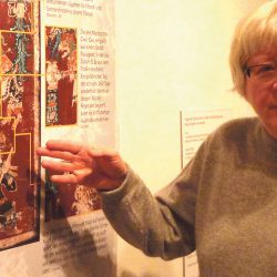 Die Leiterin des Buchmuseums Katrin Nitzschke zeigt die den „Weltuntergang“ prophezeiende letzte Seite einer derzeit zu sehenden originalgetreuen Kopie des Codex Dresdensis. Foto: Archiv