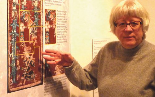 Die Leiterin des Buchmuseums Katrin Nitzschke zeigt die den „Weltuntergang“ prophezeiende letzte Seite einer derzeit zu sehenden originalgetreuen Kopie des Codex Dresdensis. Foto: Archiv