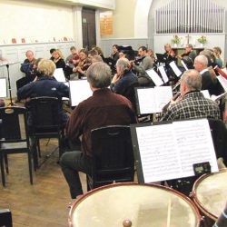 Im Gemeindesaal der Auferstehungskirche probt das Orchester Projekt Dresden-Plauen mehrmals im Monat für seine öffentlichen Auftritte. Der Künstlerische Leiter Prof. Steffen Leißner dirigiert das Orchester.