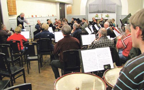 Im Gemeindesaal der Auferstehungskirche probt das Orchester Projekt Dresden-Plauen mehrmals im Monat für seine öffentlichen Auftritte. Der Künstlerische Leiter Prof. Steffen Leißner dirigiert das Orchester.