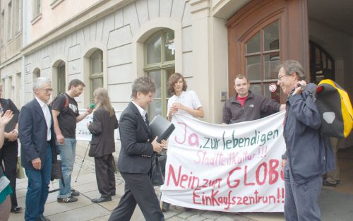 Gegen eine Ansiedlung der Einzelhandelskette Globus bezogen im Vorfeld der letzten Stadtratssitzung rund 20 Demonstranten Stellung. Unter dem Motto »Ja zur lebendigen Stadtteilkultur, nein zum Globus-Einkaufszentrum« wurde auf die Folgen einer Globusansiedlung hingewiesen. Bewohner und Händler befürchten u.a. eine Bedrohung des standortnahen Einzelhandels, die Entstehung neuer prekärer Arbeitsverhältnisse und eine Überlastung des Verkehrsnetzes. Foto: Möller