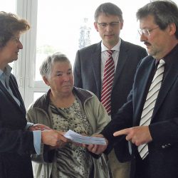 Dr. Eva-Maria Stange, SPD-Landtagsabgeordnete, Dr. Rosemarie Griese (Vorsitzende der BI pro Boulevard) und SPD-Stadtrat Axel Bergmann (v.l.n.r.) bei der Übergabe der Unterschriftenliste an den Baubürgermeister Jörn Marx (CDU). Foto: ska