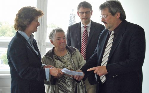 Dr. Eva-Maria Stange, SPD-Landtagsabgeordnete, Dr. Rosemarie Griese (Vorsitzende der BI pro Boulevard) und SPD-Stadtrat Axel Bergmann (v.l.n.r.) bei der Übergabe der Unterschriftenliste an den Baubürgermeister Jörn Marx (CDU). Foto: ska