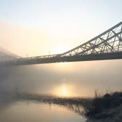 Das Blaue Wunder im Morgennebel. Damit die Zukunft der Brücke nicht im Dunst liegt, wird sie regelmäßig begutachtet und gewartet. Foto: Pohl