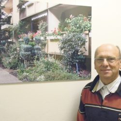 Heiner Kohs vor seinem Foto »Prohliser Balkon«. Foto: RF