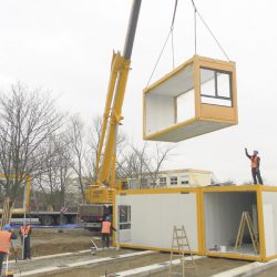 So schnell kanns gehen: Ein Modul nach dem anderen schwebt auf der Baustelle der Systembau-Kita auf der Heinrich-Mann-Straße 34 ein. Foto: Feigenspan