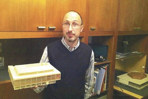 Kurator Mathias Körner mit seinem Lieblingsexponat: Einem Architekturmodell der HO-Gaststätte »Am Zwinger«, damals auch unter dem Namen »Fresswürfel« bekannt. Foto: Erler