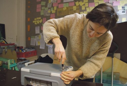 Silke Pohl nimmt einen defekten Scanner auseinander, der über eine Kleinanzeige gefunden wurde und repariert werden soll. Foto: Steffen Dietrich