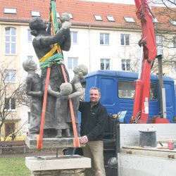 Bildhauermeister Julius Hempel stellte am 31. Januar mit Mitarbeitern des Amtes für Stadtgrün und Abfallwirtschaft die Figurengruppe »Mutter mit Kindern« auf. Damit erhält der verwaiste Sockel auf dem Hepkeplatz wieder eine Skulptur. Rund 60 Jahre lang hatte hier die »Blumenpflückerin« gestanden. Foto: Pohl