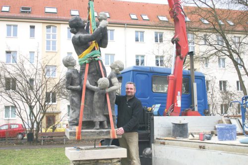 Bildhauermeister Julius Hempel stellte am 31. Januar mit Mitarbeitern des Amtes für Stadtgrün und Abfallwirtschaft die Figurengruppe »Mutter mit Kindern« auf. Damit erhält der verwaiste Sockel auf dem Hepkeplatz wieder eine Skulptur. Rund 60 Jahre lang hatte hier die »Blumenpflückerin« gestanden. Foto: Pohl