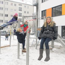 Mirella, Marie, Lotta und Lea (von r. nach l.), alle neun Jahre alt und Schülerinnen der Klasse 4, freuen sich über den Schulneubau und dem im Schulgelände befindlichen Sportplatz. Foto: Feigenspan