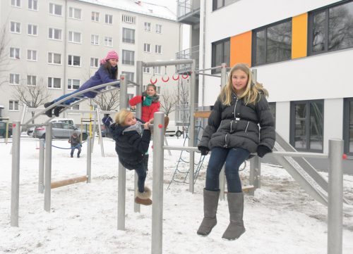 Mirella, Marie, Lotta und Lea (von r. nach l.), alle neun Jahre alt und Schülerinnen der Klasse 4, freuen sich über den Schulneubau und dem im Schulgelände befindlichen Sportplatz. Foto: Feigenspan