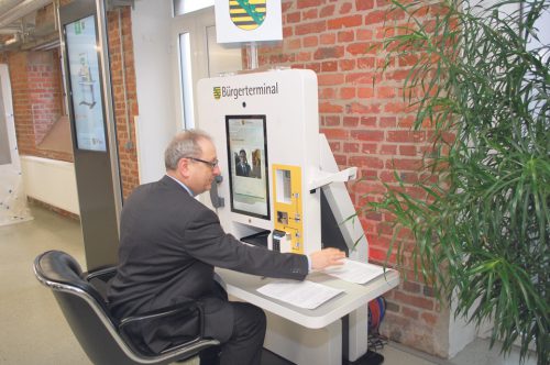 Justizminister Jürgen Martens überzeugte sich von den Möglichkeiten des neuen Bürgerterminals. Foto: S. Möller