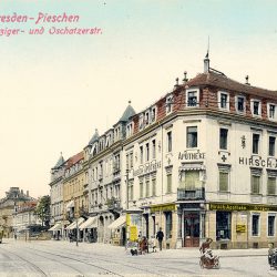 Ein Bild aus alten Zeiten mit Wiedererkennungswert: Eingangs der Oschatzer Straße befand sich einst die Hirsch-Apotheke. Repro: Archiv Jürgen Naumann