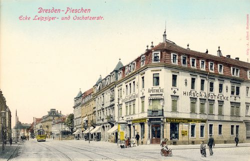 Ein Bild aus alten Zeiten mit Wiedererkennungswert: Eingangs der Oschatzer Straße befand sich einst die Hirsch-Apotheke. Repro: Archiv Jürgen Naumann
