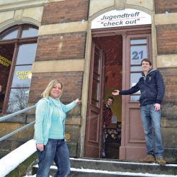 Die Mitarbeiterin Corina Hartwig, der Treff-Leiter Daniel Wendt (rechts), die Besucher Erik Möbius (23, links) und Hendrik Postelt (22) freuen sich auf neue Besucher im Jugendtreff! Foto: Feigenspan