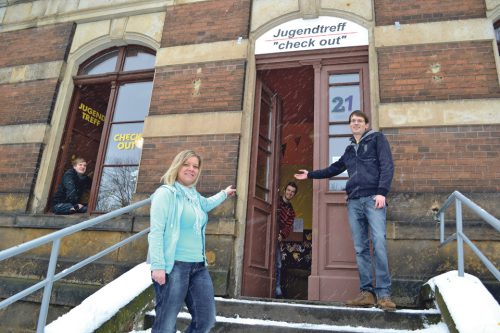 Die Mitarbeiterin Corina Hartwig, der Treff-Leiter Daniel Wendt (rechts), die Besucher Erik Möbius (23, links) und Hendrik Postelt (22) freuen sich auf neue Besucher im Jugendtreff! Foto: Feigenspan