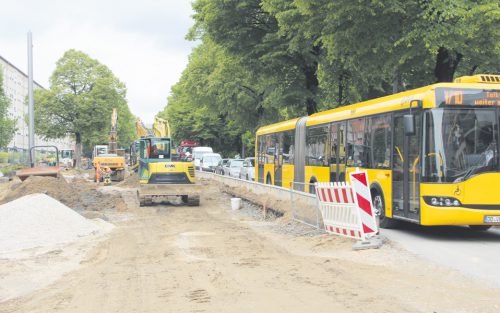 Ein alltägliches Bild auf der Schandauer Straße, kurz vor der Kreuzung Bergmannstraße: Stau entlang der Baustelle. Hier rollt es stadtauswärts nur einspurig, der Gegenverkehr wird über Nebenstraßen geführt. Foto: Pohl