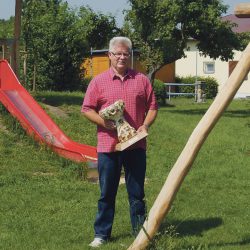 Der Pokal Flora ist jetzt für ein Jahr zu Gast bei Heinz Kohlmann und »seiner« Gartensparte Elbgrund. Foto: Erler