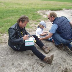 Sand und Wiese statt Abenteuerspielplatz. Peter Maffay traf hier zur Spendenübergabe kleine und große Fans. Foto: Erler