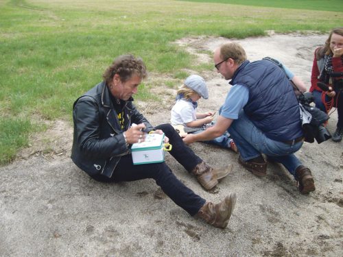 Sand und Wiese statt Abenteuerspielplatz. Peter Maffay traf hier zur Spendenübergabe kleine und große Fans. Foto: Erler