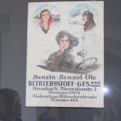 Ein historisches Plakat erinnert an die Pilotin Melli Beese, deren Namen die neue Grundschule in der Marienallee trägt. Foto: A. Drüing