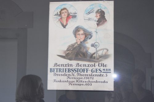 Ein historisches Plakat erinnert an die Pilotin Melli Beese, deren Namen die neue Grundschule in der Marienallee trägt. Foto: A. Drüing