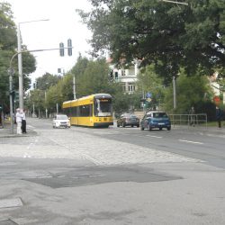 Künftig soll die Straßenbahn, wie hier auf dem Bild zu sehen ist, 2015 nicht mehr über die Wasastraße geradeaus fahren, sondern nach der Ampel in die Oskarstraße abbiegen. Foto: RF