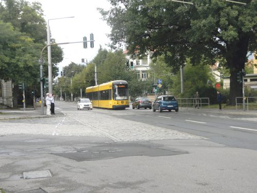 Künftig soll die Straßenbahn, wie hier auf dem Bild zu sehen ist, 2015 nicht mehr über die Wasastraße geradeaus fahren, sondern nach der Ampel in die Oskarstraße abbiegen. Foto: RF