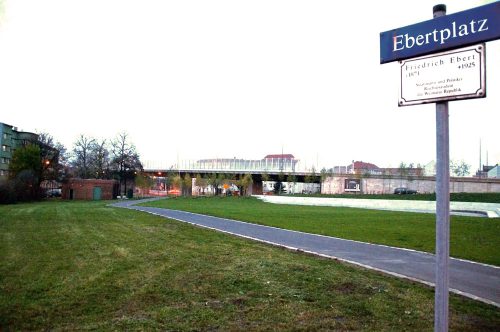 Der Ebertplatz unterhalb der Nossener Brücke ist begrünt. Foto: Dietrich