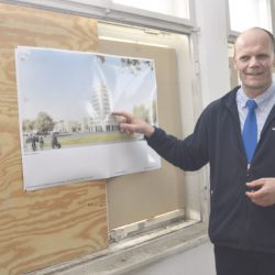 Das Hochhaus ist derzeit kein Schmuckstück, aber es wird wieder eins, verspricht Investor Peter Simmel. Foto: S. Möller