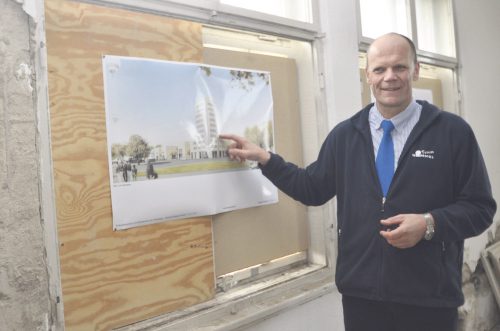 Das Hochhaus ist derzeit kein Schmuckstück, aber es wird wieder eins, verspricht Investor Peter Simmel. Foto: S. Möller