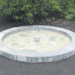 Seit dem 30. Mai 2010 sprudelt im denkmalgeschützten Volkspark Zschachwitz wieder ein Brunnen. Dank einer großen Spendenaktion konnte der ursprüngliche Brunnen saniert werden. Foto: Eilfeld