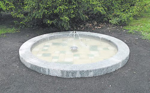 Seit dem 30. Mai 2010 sprudelt im denkmalgeschützten Volkspark Zschachwitz wieder ein Brunnen. Dank einer großen Spendenaktion konnte der ursprüngliche Brunnen saniert werden. Foto: Eilfeld