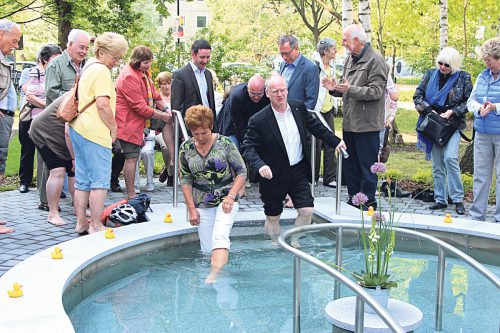 Brunhilt Reiß und Thomas Dittrich wagten als erste den Schritt ins kalte Wasser. Viele folgten, u. a. auch Sozialbürgermeister Martin Seidel und Ortsamtsleiter André Barth. Foto: Pohl