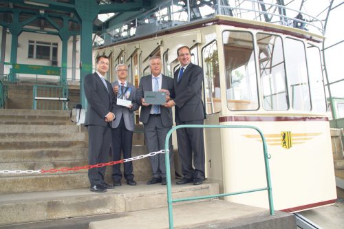 Bei der Plakettenverleihung für die Schwebeseilbahn: MdL Torsten Herbst, DVB-Vorstand Hans-Jürgen Crede, DVB-Vorstand Rainer Zieschank und Staatssekretär Roland Werner (v. l. n. r.). Foto: Steffen Dietrich