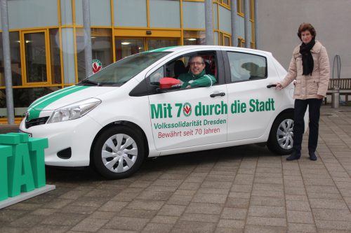 Eva-Maria Stange und Geschäftsführer Clemens Burschyk präsentieren das neue Logo der Volkssolidarität. Im Jubiläumsjahr wird es einen Führungswechsel geben: Dr. Stange, die sächsische Wissenschaftsministerin, gibt den Vorsitz des Vereins ab. Foto: Pohl