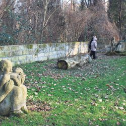 Im Gartenbereich der Alten Ziegelei sind verschiedene Skulpturen zu besichtigen. Entstanden sind sie zum Teil Anfang der 80er Jahre in den Sommerwerkstätten der Bildhauer in der Alten Ziegelei. Foto: Trache