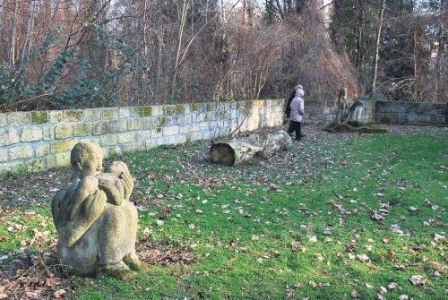 Im Gartenbereich der Alten Ziegelei sind verschiedene Skulpturen zu besichtigen. Entstanden sind sie zum Teil Anfang der 80er Jahre in den Sommerwerkstätten der Bildhauer in der Alten Ziegelei. Foto: Trache