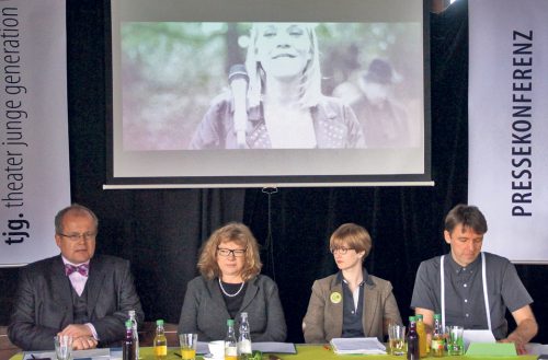 Kulturbürgermeister Dr. Ralf Lunau, Intendantin Felicitas Loewe, Chefdramaturgin Dr. Kathi Loch und tjg. Pressesprecher Norbert Seidel (v. l. n. r.) erörterten bei einer Pressekonferenz am 4. März die Herausforderungen des Umzugsgeschehens ins Kraftwerk Mitte sowie die Höhepunkte der derzeitigen noch bis in den Sommer laufenden Spielzeit und der Spielzeit 2015/2016. Foto: Steffen Dietrich