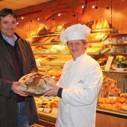 Bäcker Harald Hinkel (l.) übergibt den Backstand an die Bäckerei Dreißig, vertreten durch Daniel Adler. Foto: Pohl